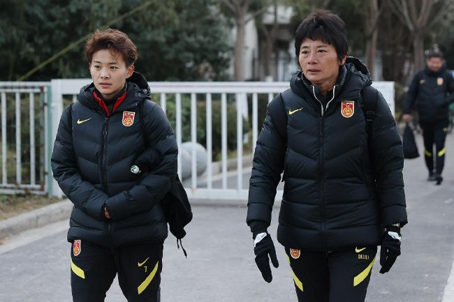 这时候，洪五刚好推门进来，问叶辰：叶大师，凉菜都准备好了，可以先上了吗？叶辰忙道：上吧，顺便再来两瓶茅台，我陪贺教授喝两杯。